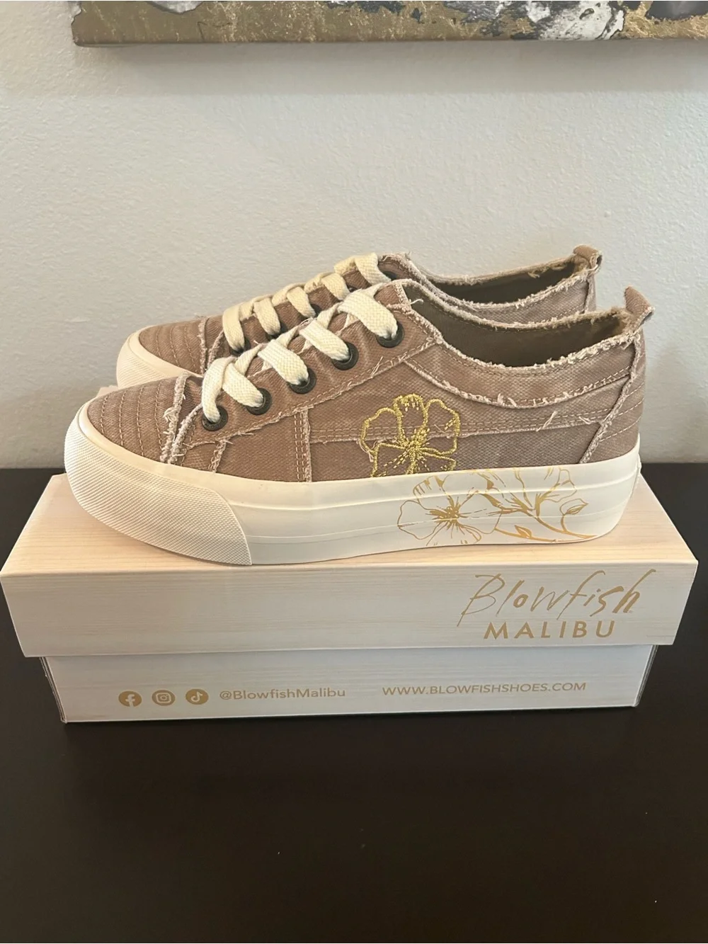 NWT🌀 Blowfish Casual Taupe Canvas Platform Sneaker with Floral Accent